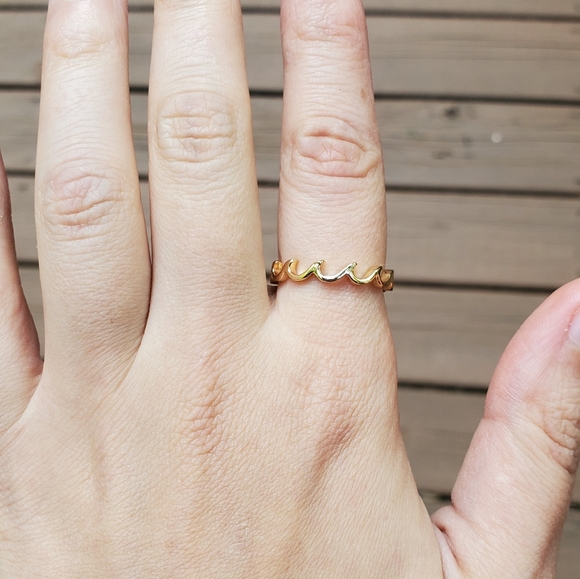NWOT Dainty Gold Wave Ring - Picture 7 of 8